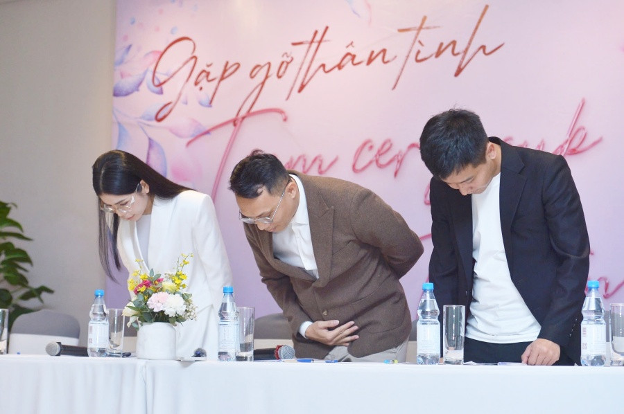 Quang Linh và Hằng Du Mục cúi đầu xin lỗi vì quảng cáo sai sự thật.