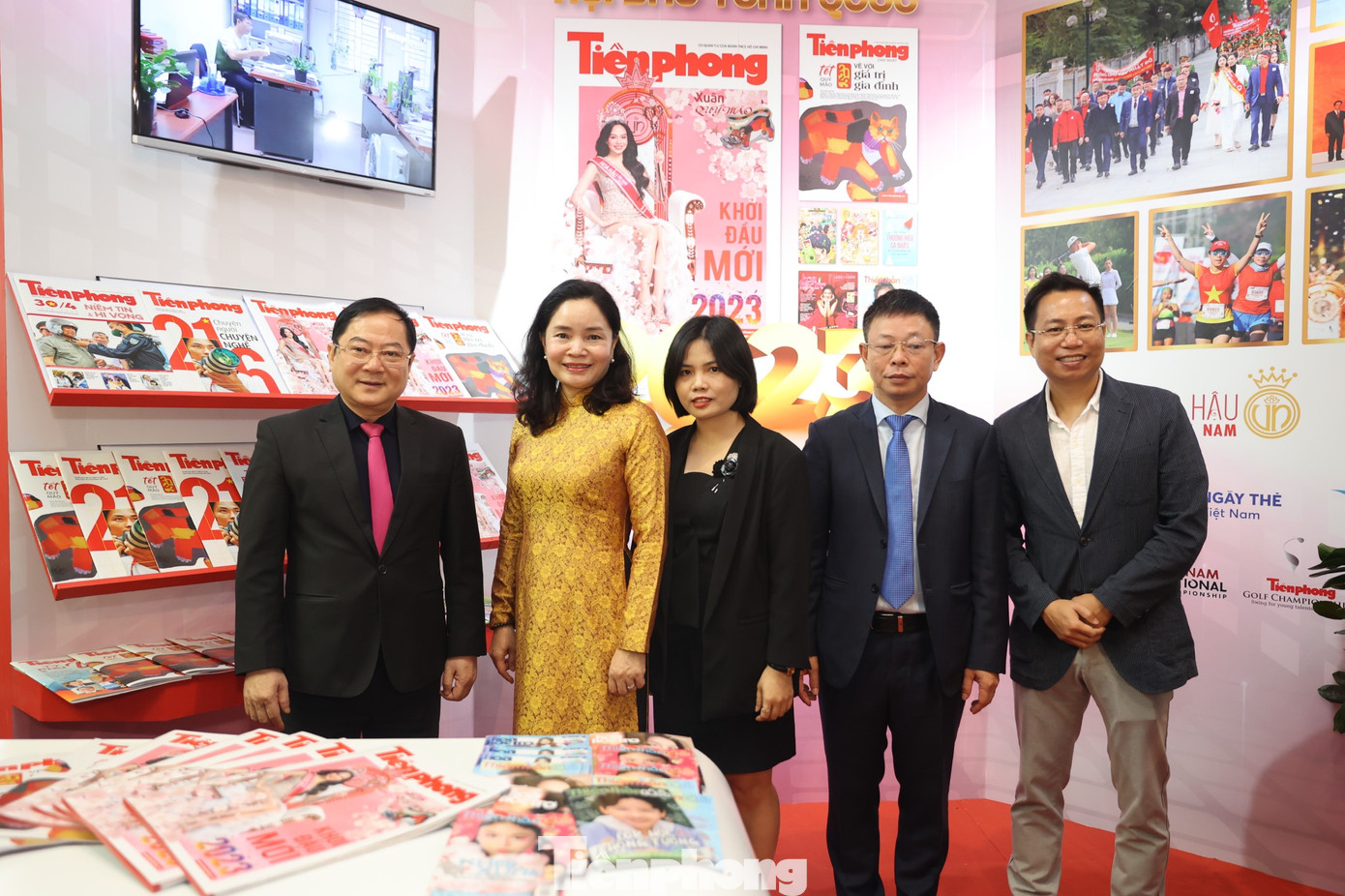 Thứ trưởng Bộ Văn hóa - Thể thao và Du lịch Trịnh Thị Thủy chụp ảnh cùng lãnh đạo, cán bộ nhân viên báo Tiền Phong (ảnh: Như Ý).