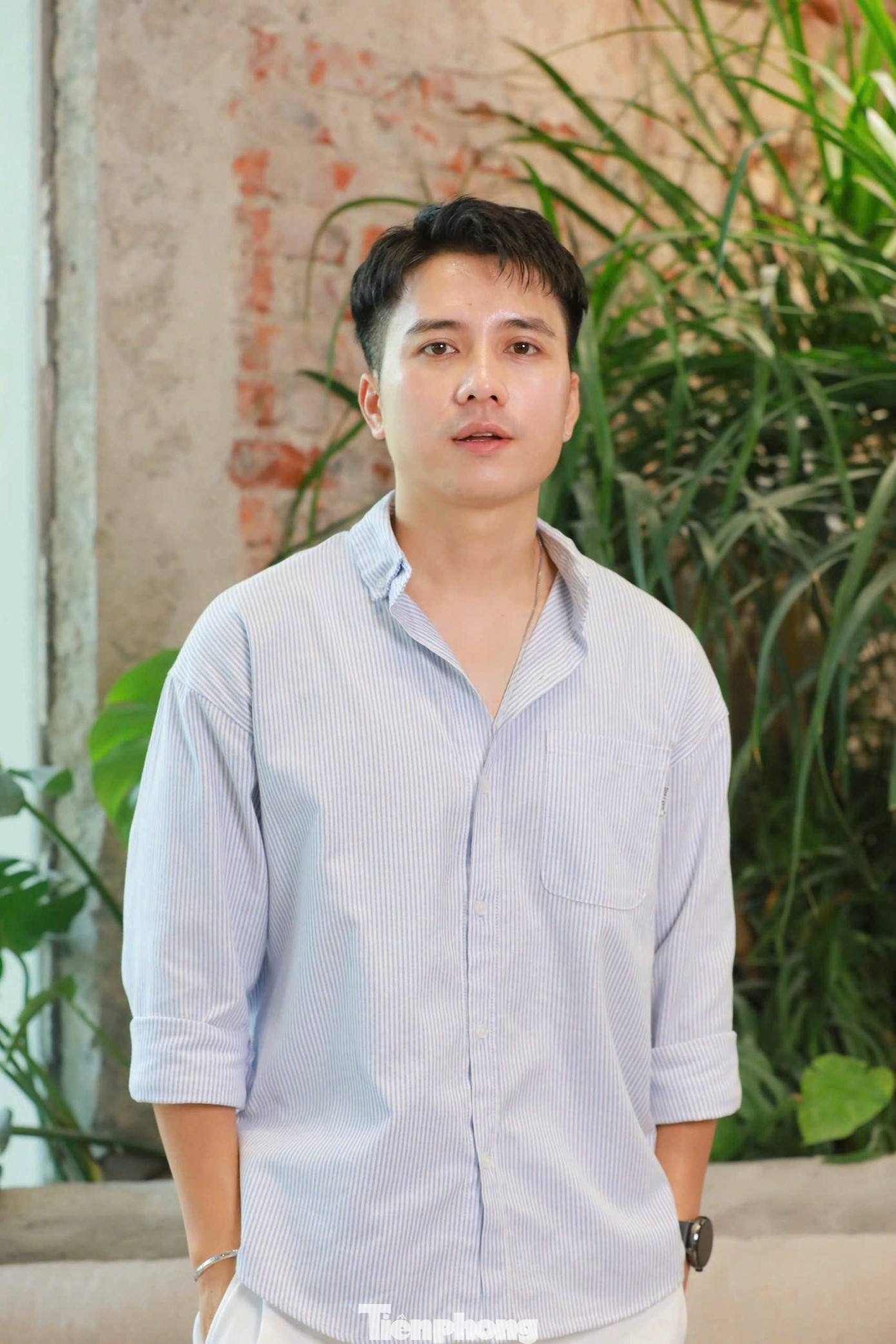 Diễm Hằng và Mạnh Quân cùng nổi tiếng từ bộ phim Nhật ký Vàng Anh năm 2007. Hai diễn viên từng đóng vợ chồng trong phim Mẹ ơi, bố đâu rồi? phát sóng năm 2018. Ngoài đời, hai người cũng là bạn bè thân thiết. Diễn viên Mạnh Quân cho biết cũng chính bởi sự thân thiết đó mà anh và Diễm Hằng thường xuyên cười đùa, khó giữ nghiêm túc khi đóng cảnh tình cảm.