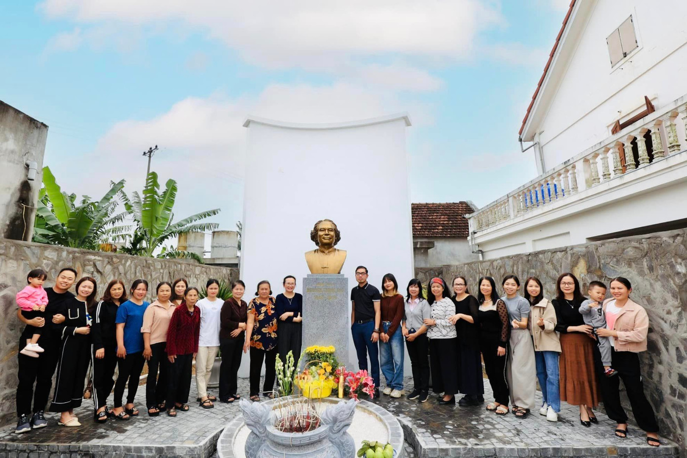Đại gia đình cố nhạc sĩ chụp ảnh tại khu tưởng niệm vào tháng 1. Thời điểm này, các hạng mục xây dựng cơ bản hoàn tất.