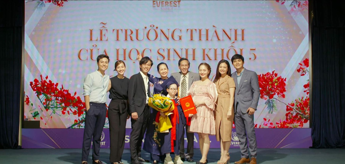 Bé Long chia tay cấp 1 với bài phát biểu cảm động. Bé Long chia tay cấp 1 với bài phát biểu cảm động.