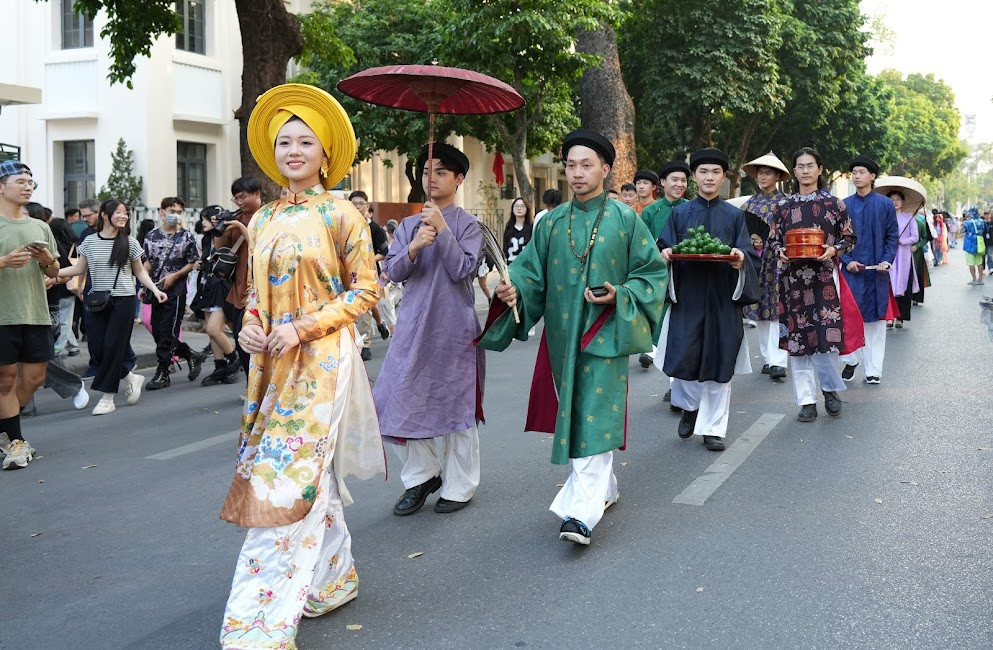 Đoàn diễu hành dài khoảng một km.