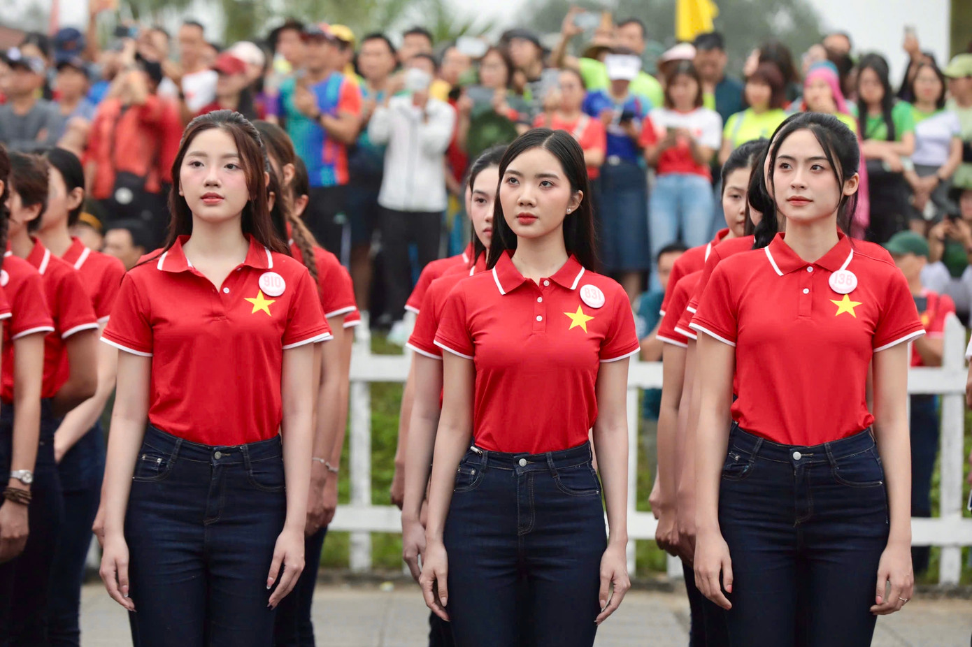 Thí sinh Hoa hậu Việt Nam tham gia lễ thượng cờ ở Đôi bờ Hiền Lương - Bến Hải. Thí sinh Hoa hậu Việt Nam tham gia lễ thượng cờ ở Đôi bờ Hiền Lương - Bến Hải.