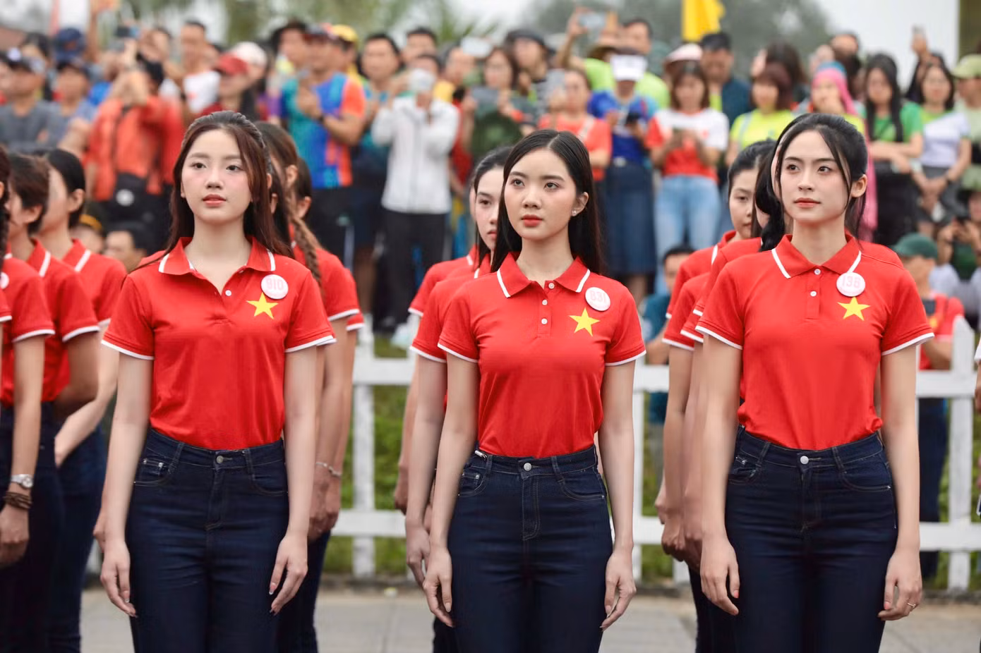 Nhiều thí sinh Hoa hậu Việt Nam 2024 lần đầu tới Quảng Trị, ghé thăm Khu Di tích Quốc gia đặc biệt đôi bờ Hiền Lương - Bến Hải. Lễ Thượng cờ diễn ra trong không khí trang nghiêm.