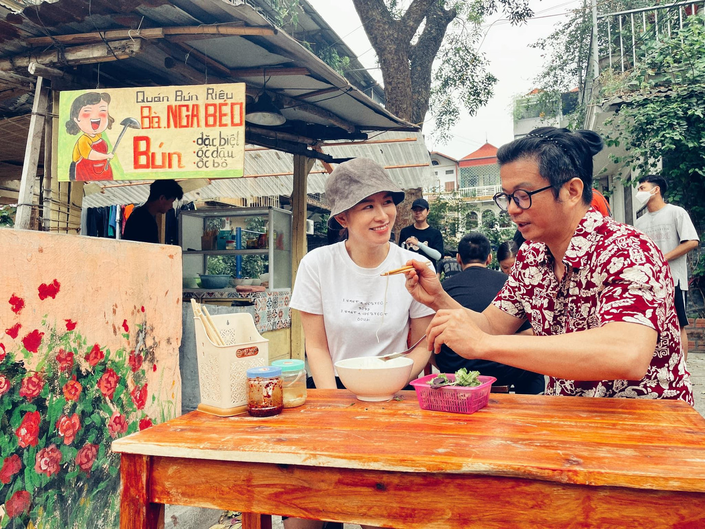 Theo hình ảnh hậu trường, có lẽ Mộng Mơ sẽ còn trở lại sau màn lừa tình-lừa tiền và kéo theo nhiều rắc rối cho gia đình bà Nga. Khán giả cũng rất tò mò với cái kết của chuyện tình Vượng- Mơ trong những tập cuối của phim.