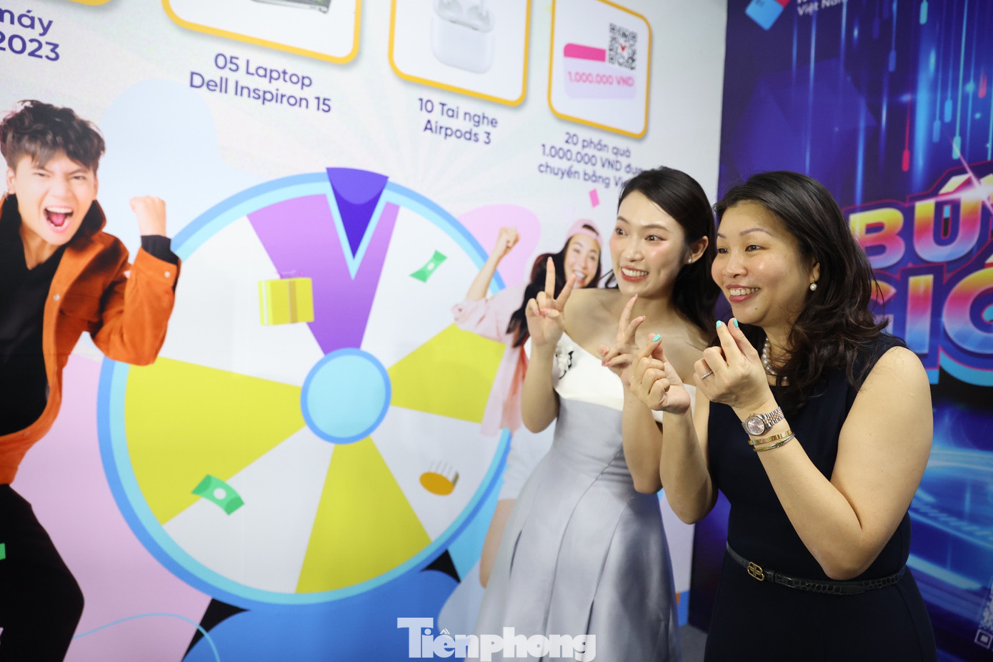 Khánh Vy trải nghiệm chụp hình, in ảnh lấy ngay tại “đại bản doanh” của NAPAS cùng với bà Winnie Wong - Giám đốc Quốc gia của Mastercard tại Việt Nam, Campuchia và Lào. Khánh Vy trải nghiệm chụp hình, in ảnh lấy ngay tại “đại bản doanh” của NAPAS cùng với bà Winnie Wong - Giám đốc Quốc gia của Mastercard tại Việt Nam, Campuchia và Lào.