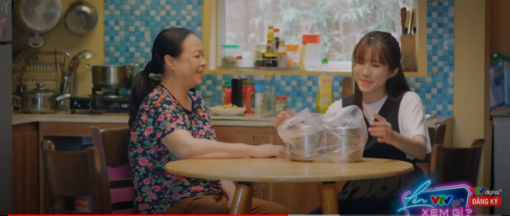 Hai mẹ con vui vẻ trở lại, bà Nga tôn trọng quyết định của con gái.