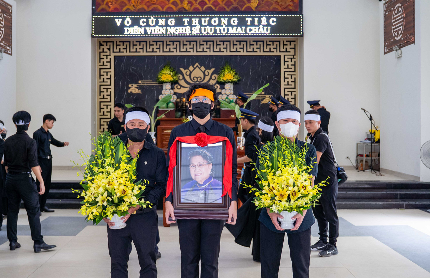 Tang lễ nghệ sĩ Mai Châu được tổ chức tại Nhà tang lễ bệnh viện Hữu Nghị (Trần Khánh Dư, Hà Nội). Ảnh: Hoàng Giang. Tang lễ nghệ sĩ Mai Châu được tổ chức tại Nhà tang lễ bệnh viện Hữu Nghị (Trần Khánh Dư, Hà Nội). Ảnh: Hoàng Giang.