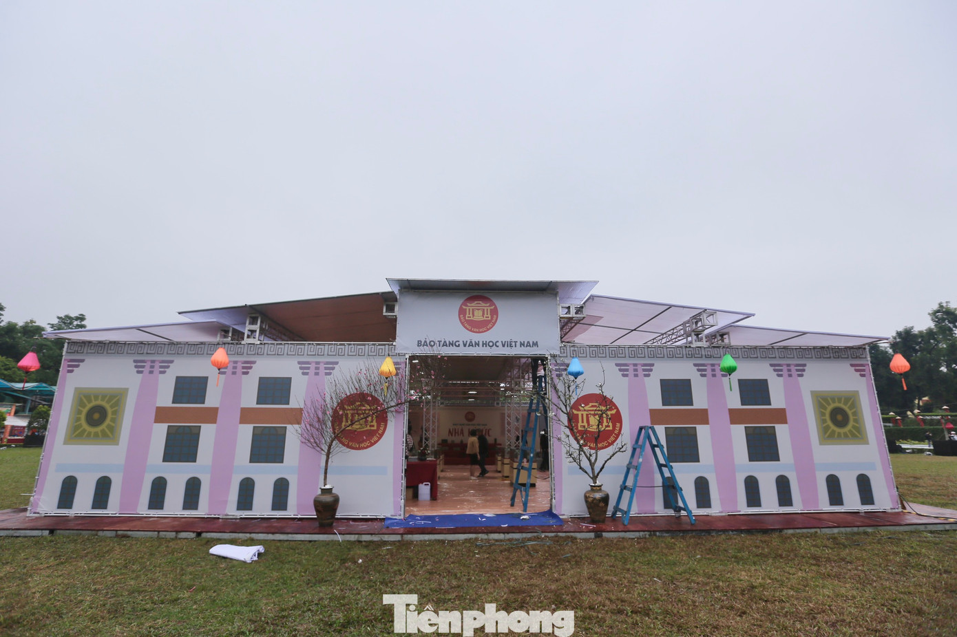 Nhà Ký ức - nơi trưng bày các hiện vật đặc biệt của các nhà thơ tên tuổi qua nhiều thời kỳ của văn học Việt Nam do Bảo tàng Văn học Việt Nam cung cấp - đang trong quá trình hoàn thiện. Ảnh: DUY PHẠM. Nhà Ký ức - nơi trưng bày các hiện vật đặc biệt của các nhà thơ tên tuổi qua nhiều thời kỳ của văn học Việt Nam do Bảo tàng Văn học Việt Nam cung cấp - đang trong quá trình hoàn thiện. Ảnh: DUY PHẠM.