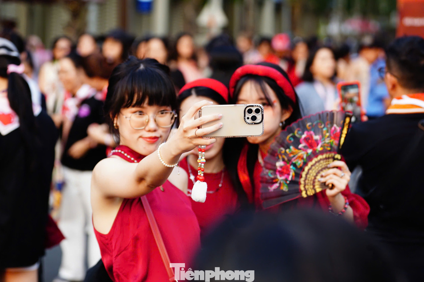 Khán giả nữ mặc trang phục truyền thống cổ vũ hơn 30 anh tài. Trong đêm diễn tối 22/3, ban tổ chức chương trình nhận kỷ lục Guinness thế giới về sự kiện có số lượng người tham gia mặc trang phục truyền thống Việt Nam đông nhất - với hơn 5.000 người.