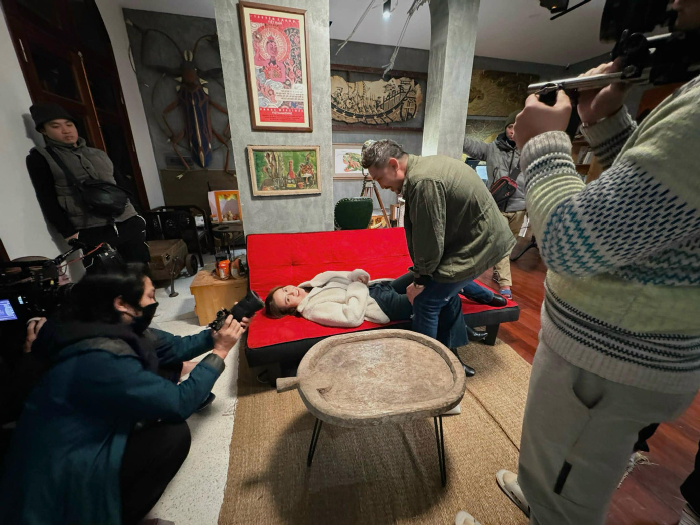 Diễn viên Hồ Phong và Huyền Lizzie ở hậu trường. Diễn viên Hồ Phong và Huyền Lizzie ở hậu trường.