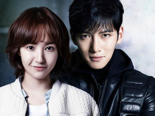 Xếp ở vị trí thứ chín là &quot;siêu phẩm&quot; của cặp đôi Ji Chang Wook và Park Min Young - Cứu thế. Bộ phim gây ấn tượng với khán giả bởi chuyện tình lãng mạn của cặp đôi chính, đan xen những phân cảnh hành động đã mắt