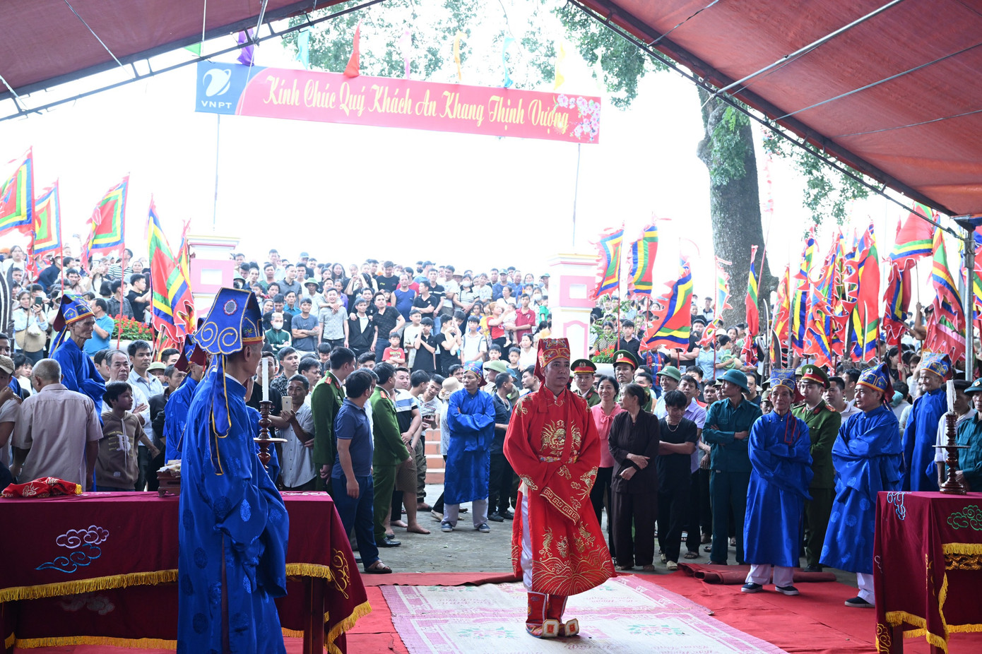 Không còn cướp phết, dân làng và du khách thập phương tề tựu xem tế lễ.