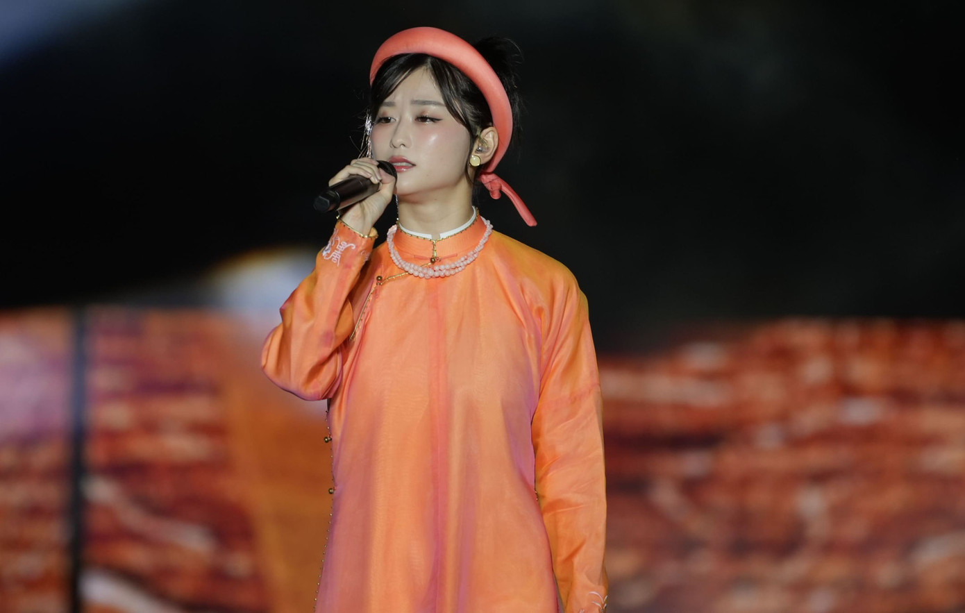 10.000 khán giả có mặt tại chương trình cũng bất ngờ bởi các ca khúc Lý ngựa ô Huế, Diễm xưa phiên bản tiếng Nhật do nghệ sĩ Akari Nakatani thể hiện.