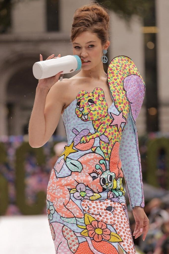 Sáng 9/9, nhà mốt Moschino trở lại sàn diễn New York Fashion Week với bộ sưu tập Xuân/Hè 2022 mang tên gọi “Ladies who lunch”. Trong buổi trình diễn, những người mẫu mặc trang phục có hoạ tiết hoạt hình và nhiều phụ kiện lấy cảm hứng từ đồ chơi trẻ em.