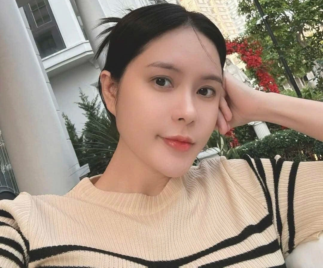 Ca sĩ Đoàn Di Băng nhiều lần gây tranh cãi khi quảng cáo mỹ phẩm trên mạng xã hội.