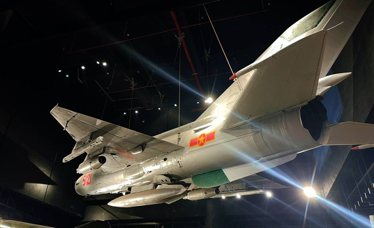 Bảo vật quốc gia - máy bay MiG-21 số hiệu 5121 do Trung tướng, Anh hùng lực lượng vũ trang Nhân dân Phạm Tuân điều khiển - bắn rơi máy bay B-52 của Không quân Mỹ vào đêm 27/12/1972.