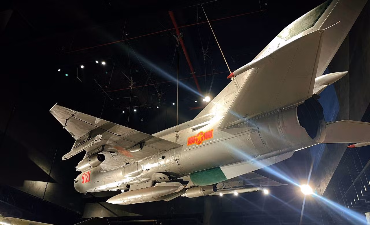 Bảo vật quốc gia - máy bay MiG-21 số hiệu 5121 do Trung tướng, Anh hùng lực lượng vũ trang Nhân dân Phạm Tuân điều khiển - bắn rơi máy bay B-52 của Không quân Mỹ vào đêm 27/12/1972.
