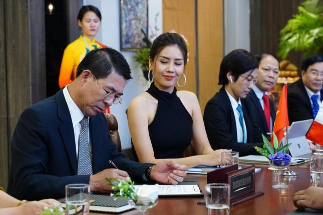 Nguyễn Thị Loan đóng vai một giám đốc truyền thông quyến rũ. Nguyễn Thị Loan đóng vai một giám đốc truyền thông quyến rũ.