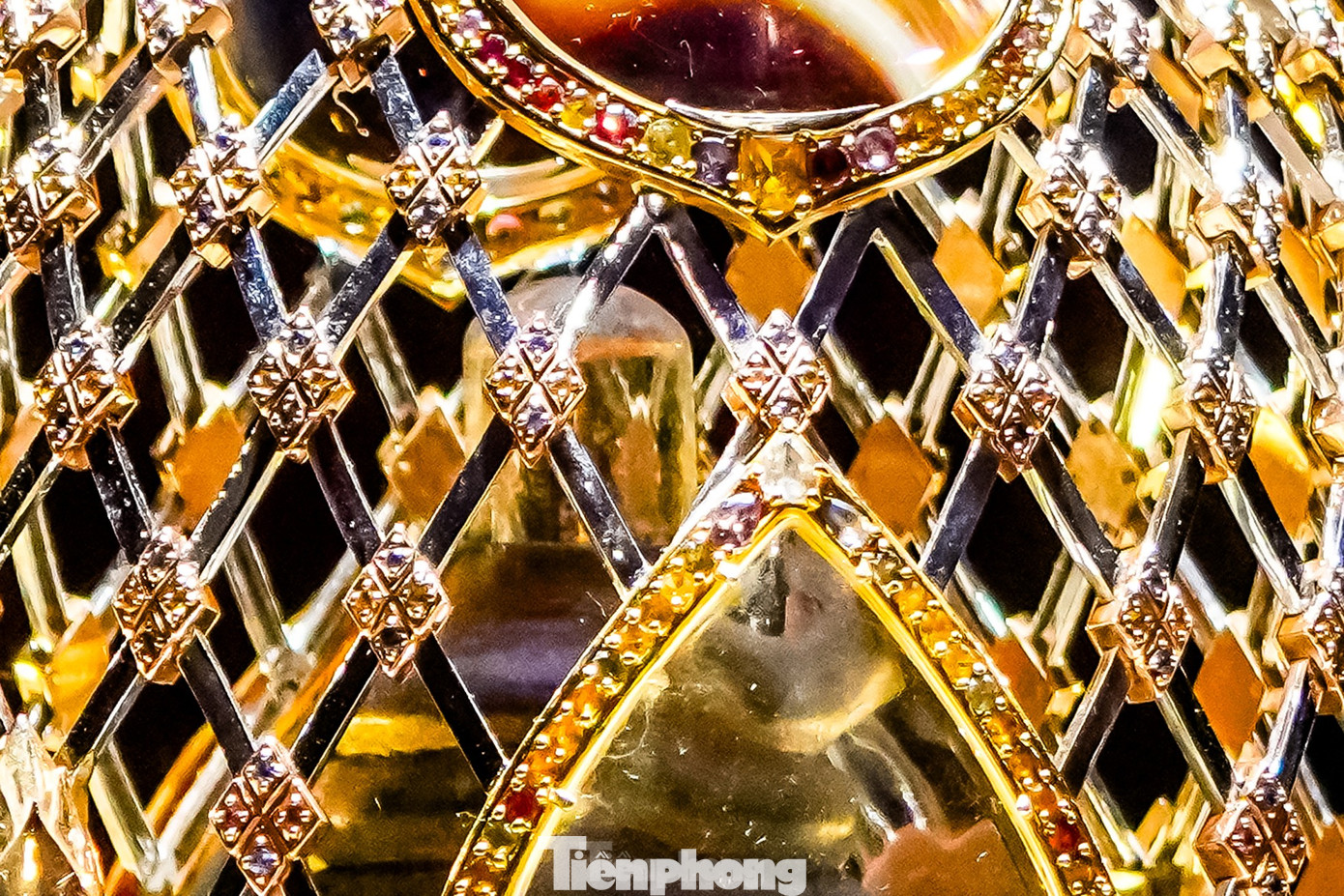 Xá lợi Phật được đặt trên đỉnh bảo tháp nhỏ, nằm bên trong bảo tháp dát vàng.