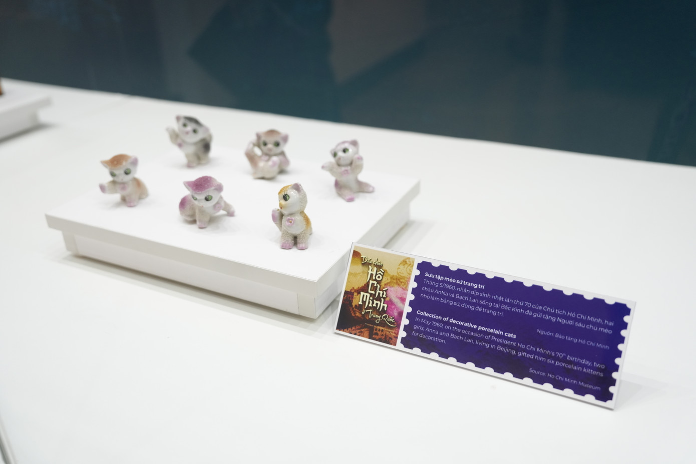 Bộ sưu tập mèo sứ trang trí do hai người dân ở Bắc Kinh gửi tặng Chủ tịch Hồ Chí Minh vào tháng 6/1960.
