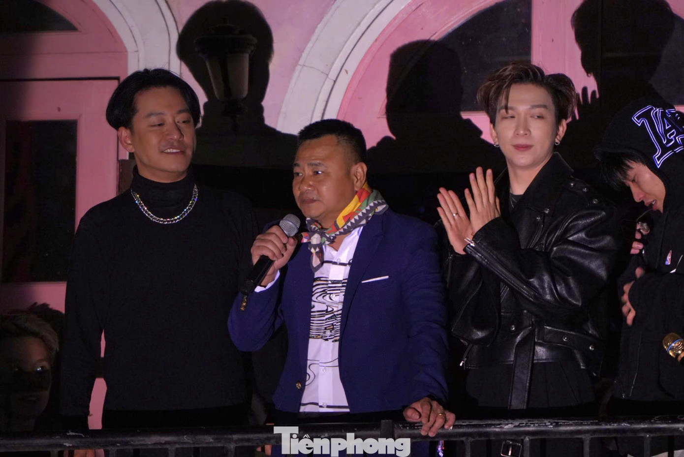 NSND Tự Long vừa thông báo gặp vấn đề về sức khỏe nhưng vẫn có mặt ở góc ban công. Anh cho biết mất giọng sau concert tối 14/12. Khán giả reo hò cuồng nhiệt, NSND Tự Long hát ru một đoạn trong ca khúc Mẹ yêu con.