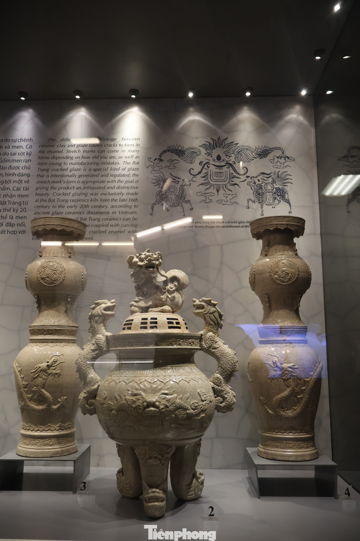 Cặp chân đèn men rạn trang trí hình rồng tứ linh, ở giữa là đỉnh men rạn trang trí hình rồng, nghê, hổ phù. Từ thế kỷ 18, những biến động lịch sử của quốc tế và trong nước khiến các trung tâm sản xuất gốm xuất khẩu ở Việt Nam dần lụi tàn. Gốm Bát Tràng ít nhiều bị ảnh hưởng nhưng vẫn duy trì được sức sống bền bỉ nhờ có thị trường tiêu thụ rộng rãi trong nước với những đồ gia dụng, đồ thờ, đồ trang trí và đồ kiến trúc rất cần thiết cho mọi tầng lớp xã hội.