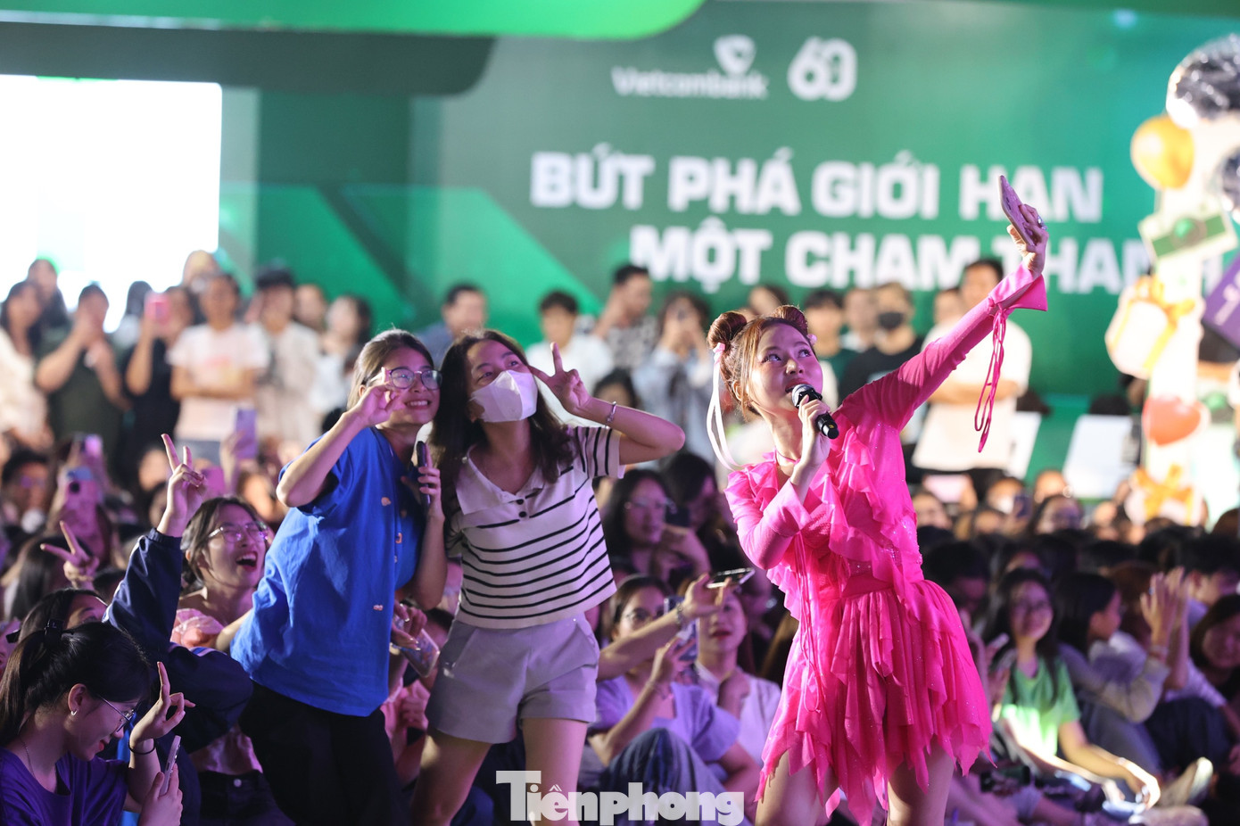 Ngô Lan Hương chiều fans hết nấc. Cô liên tục chạy xuống sân vận động để chụp hình, giao lưu cùng các bạn sinh viên. Khán giả không ngừng hô tên Ngô Lan Hương. Ngô Lan Hương chiều fans hết nấc. Cô liên tục chạy xuống sân vận động để chụp hình, giao lưu cùng các bạn sinh viên. Khán giả không ngừng hô tên Ngô Lan Hương.