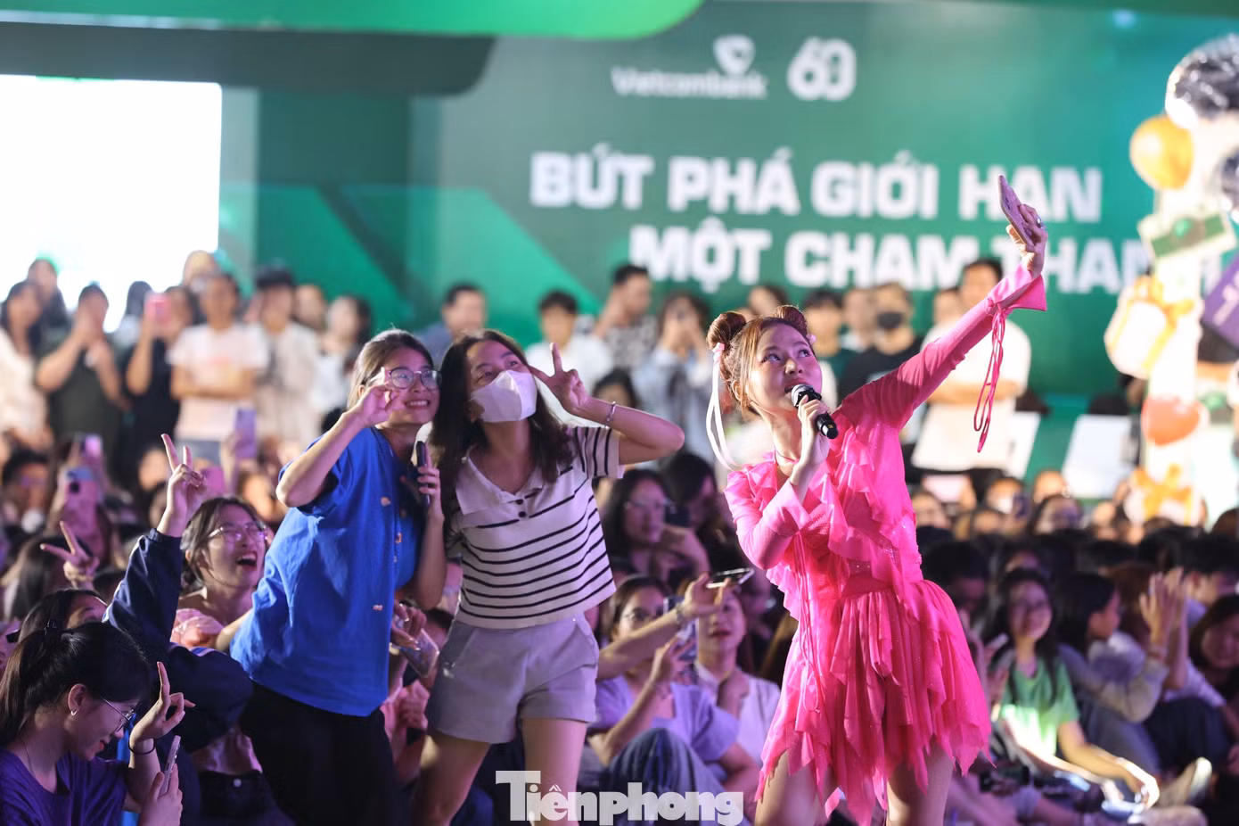 Cách đây một năm, Ngô Lan Hương cũng khiến khán giả phấn khích khi xuất hiện tại Ngày Thẻ Việt Nam 2023 - Sóng Festival. Nữ ca sĩ sinh năm 1998 chiều lòng khán giả, dành thời gian giao lưu và chụp hình ngay dưới sân khấu.