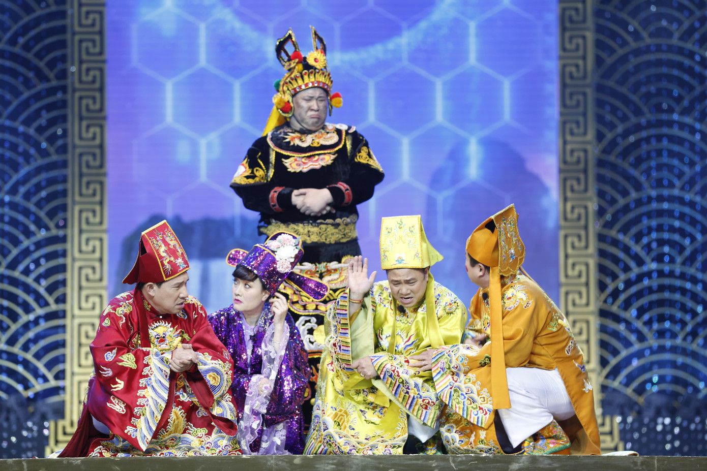 “Sân vận động trước màu xanh nhưng họ chán màu xanh nên nhuộm bạc rồi” - câu nói đề cập đến vụ việc sân cỏ sân vận động Mỹ Đình xuống cấp. “Sân vận động trước màu xanh nhưng họ chán màu xanh nên nhuộm bạc rồi” - câu nói đề cập đến vụ việc sân cỏ sân vận động Mỹ Đình xuống cấp.