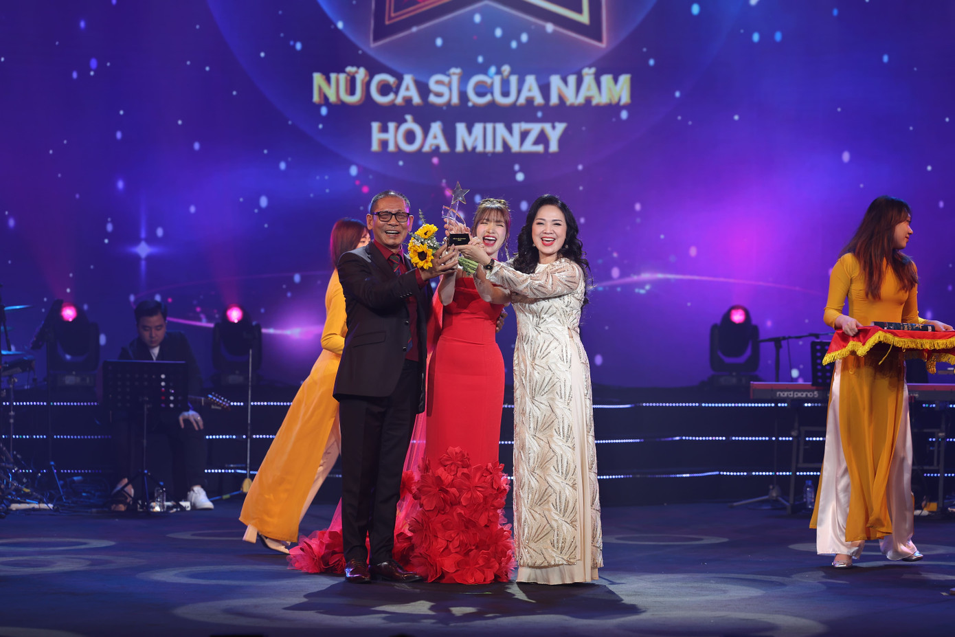 Giải Nữ ca sĩ của năm thuộc về Hòa Minzy. Giải thưởng là cột mốc đánh dấu chặng đường 10 năm ca hát của nữ ca sĩ. Năm 2023 Hòa Minzy đầu tư cho sản phẩm âm nhạc truyền tải giá trị nghệ thuật dân gian.