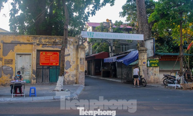 Lô "đất vàng" tại quận Tây Hồ liên quan đến kết luận thanh tra sau cổ phần hóa Hãng phim truyện Việt Nam. Lô đất này có diện tích sử dụng gần 5.500 m2, là "đại bản doanh" của Hãng phim truyện Việt Nam. Ảnh: DUY PHẠM. Lô "đất vàng" tại quận Tây Hồ liên quan đến kết luận thanh tra sau cổ phần hóa Hãng phim truyện Việt Nam. Lô đất này có diện tích sử dụng gần 5.500 m2, là "đại bản doanh" của Hãng phim truyện Việt Nam. Ảnh: DUY PHẠM.