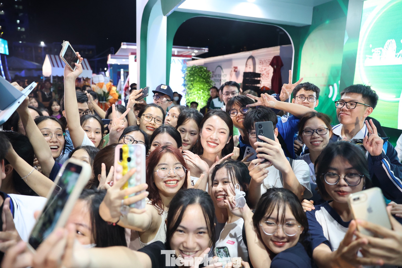 Tại Ngày Thẻ Việt Nam 2023 - Sóng Festival, bên cạnh ngoài 25 gian hàng của các ngân hàng và tổ chức tài chính còn có thêm 102 gian hàng được trang trí với những phong cách khác lạ, thu hút hàng nghìn các bạn trẻ đến trải nghiệm. Tại Ngày Thẻ Việt Nam 2023 - Sóng Festival, bên cạnh ngoài 25 gian hàng của các ngân hàng và tổ chức tài chính còn có thêm 102 gian hàng được trang trí với những phong cách khác lạ, thu hút hàng nghìn các bạn trẻ đến trải nghiệm.