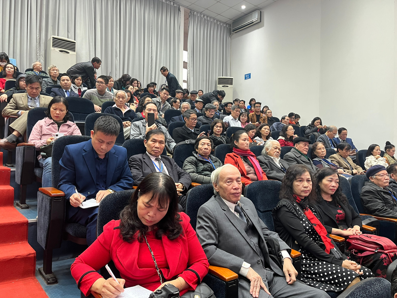 Đông đảo nhà thơ, nhà văn các thế hệ có mặt tại tọa đàm. Ảnh: TOÁN PHAN. Đông đảo nhà thơ, nhà văn các thế hệ có mặt tại tọa đàm. Ảnh: TOÁN PHAN.