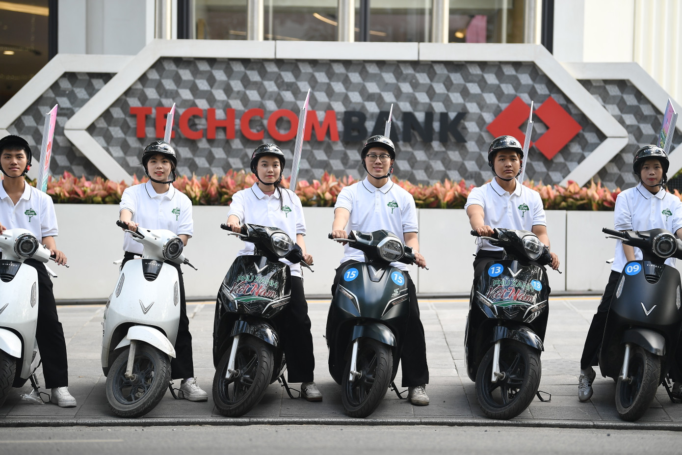 Những chiếc xe máy điện mang theo thông điệp Ngày Thẻ Việt Nam 2024 cùng ý tưởng Phủ xanh Việt Nam của nhà tài trợ "check-in" tại trụ sở Techcombank trên phố Lý Thường Kiệt (Hoàn Kiếm, Hà Nội). Năm nay, Techcombank là đơn vị tài trợ đồng hành của chương trình.