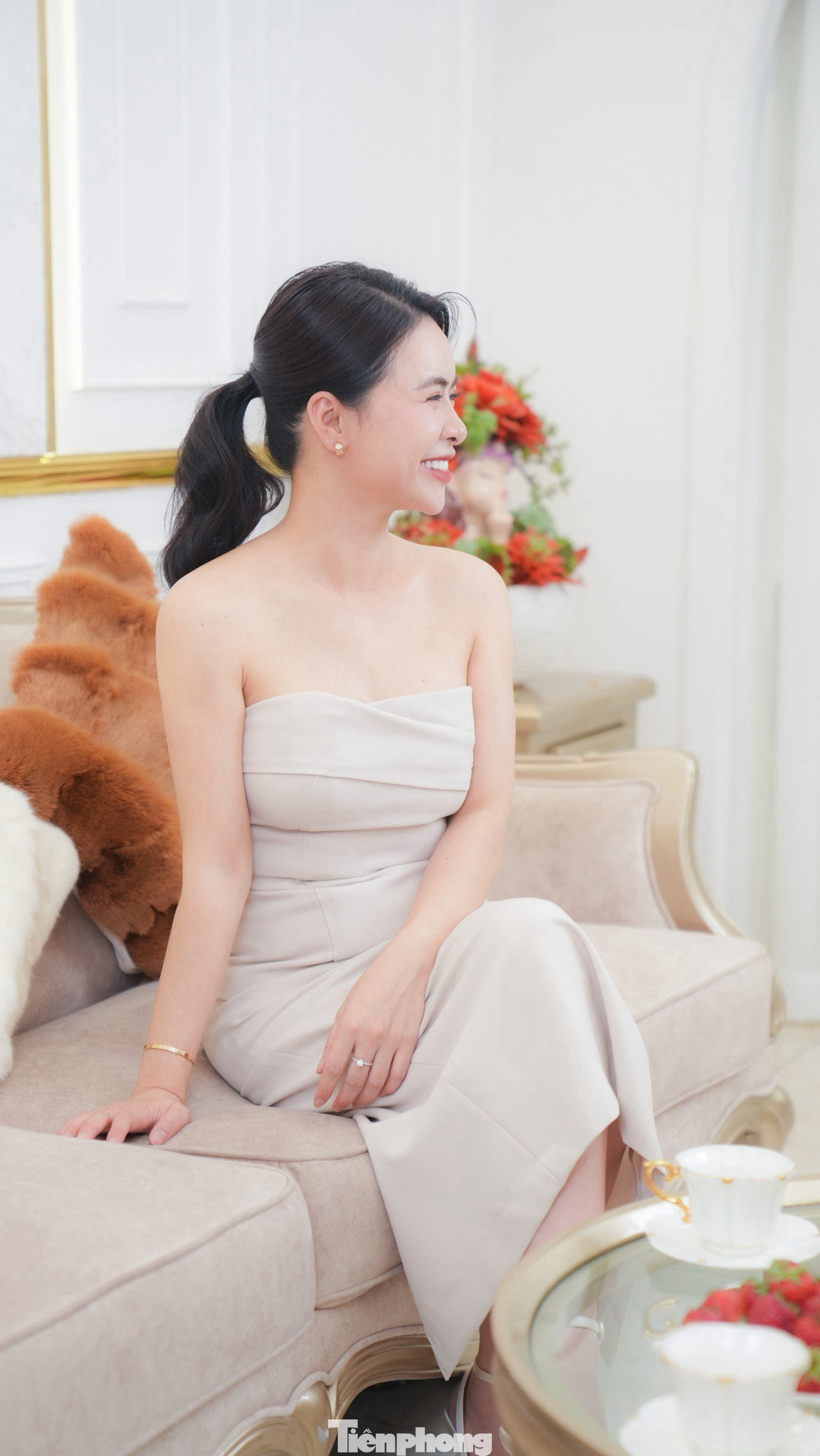 Song song với công việc diễn xuất, diễn viên Hằng Nga làm việc trong lĩnh vực thẩm mỹ. Điều thú vị là trên phim, cô buộc phải làm xấu bản thân. Nữ diễn viên kể theo yêu cầu của ê-kíp, cô phải lắp răng giả, khiến một số đoạn thoại hay cảnh quay ăn uống gặp khó khăn. Song song với công việc diễn xuất, diễn viên Hằng Nga làm việc trong lĩnh vực thẩm mỹ. Điều thú vị là trên phim, cô buộc phải làm xấu bản thân. Nữ diễn viên kể theo yêu cầu của ê-kíp, cô phải lắp răng giả, khiến một số đoạn thoại hay cảnh quay ăn uống gặp khó khăn.