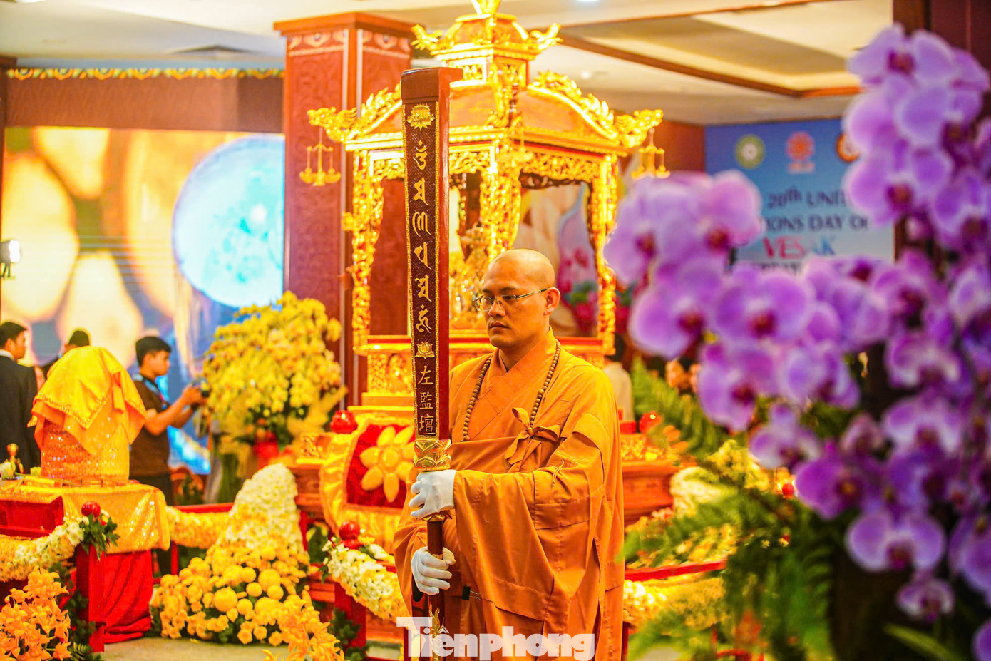 Xá lợi Đức Phật hiện được tôn trí tại tầng 1 hội trường chùa Quán Sứ để người dân đến chiêm bái trong các ngày từ 14 đến 16/5.