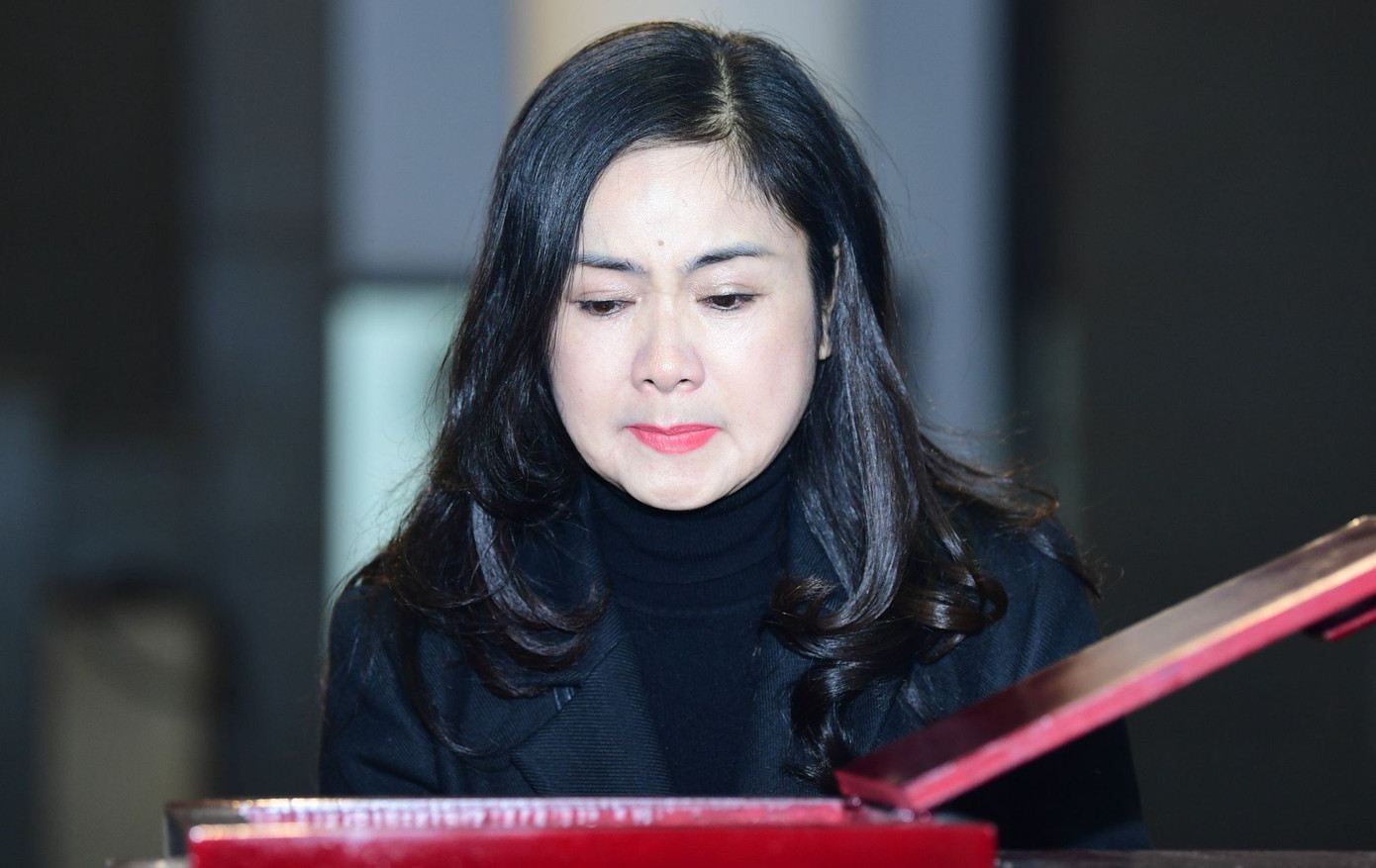 NSND Thu Hà xúc động khi từ biệt đạo diễn Long Vân. Ảnh: Gia Linh NSND Thu Hà xúc động khi từ biệt đạo diễn Long Vân. Ảnh: Gia Linh