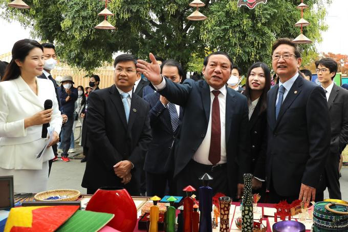 Bộ trưởng Nguyễn Văn Hùng giới thiệu các nét văn hóa, ẩm thực của Việt Nam. Ảnh: THẾ CÔNG.