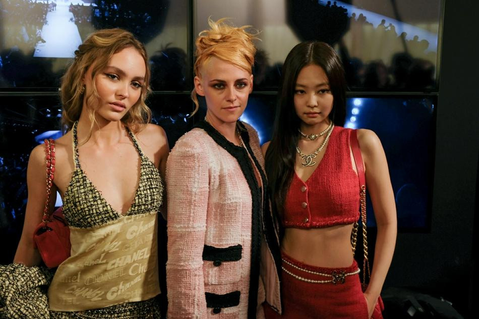 Khoảnh khắc thu hút sự chú ý của truyền thông khi bộ ba đại sứ của Chanel là Jennie, Lily Rose Depp và Kristen Stewart đứng chung khung hình.