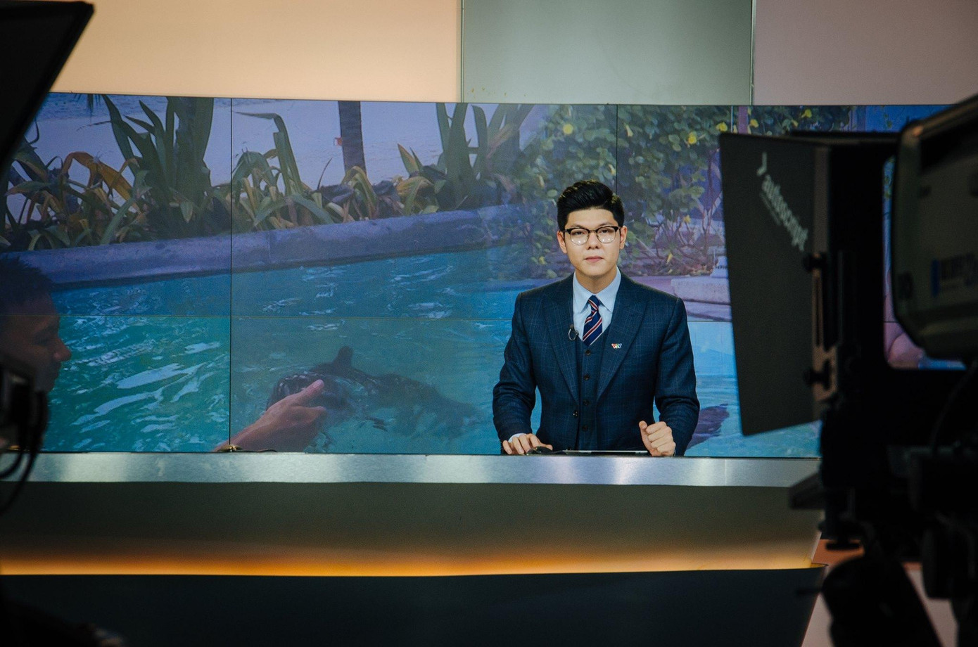 MC Mạnh Cường trên sóng truyền hình.