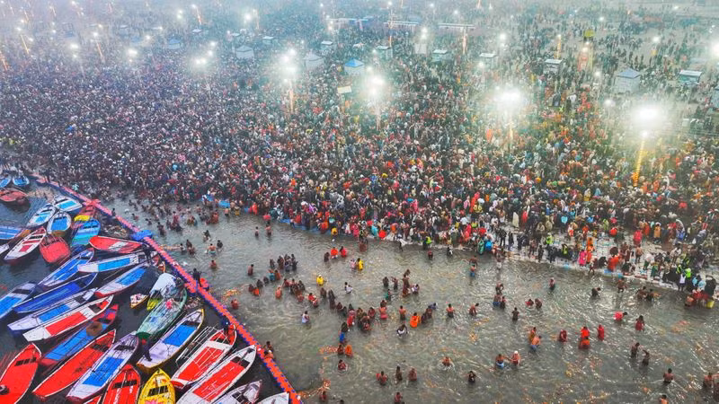 Biển người đổ về Uttar Pradesh để tham dự Maha Kumbh Mela. Ảnh: The Tribune. Biển người đổ về Uttar Pradesh để tham dự Maha Kumbh Mela. Ảnh: The Tribune.