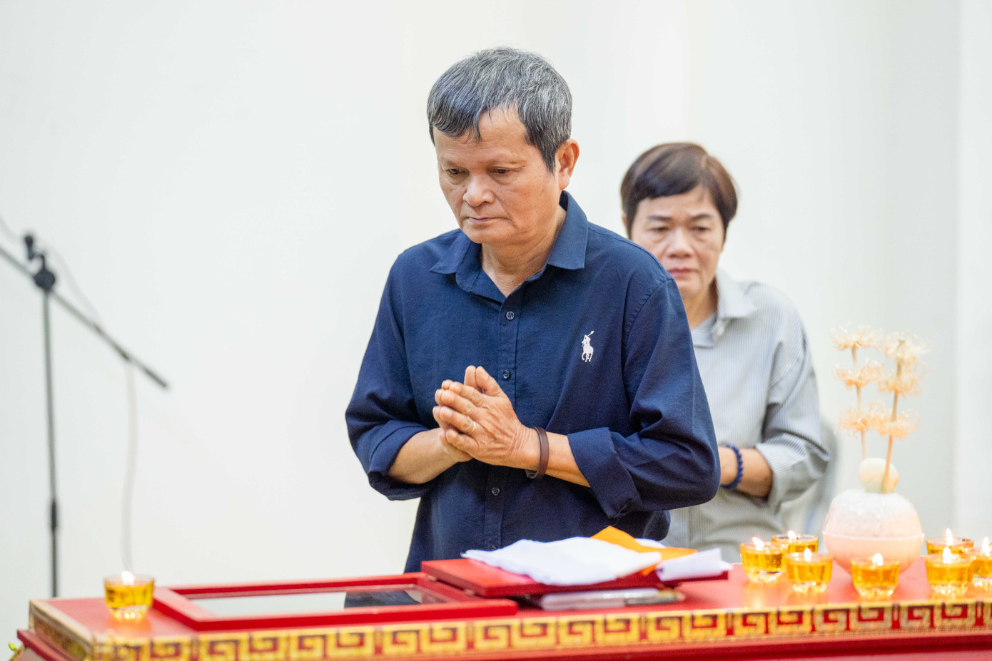 NSND Như Quỳnh cùng đồng nghiệp xúc động tại lễ tang. Ảnh: Hoàng Giang. NSND Như Quỳnh cùng đồng nghiệp xúc động tại lễ tang. Ảnh: Hoàng Giang.