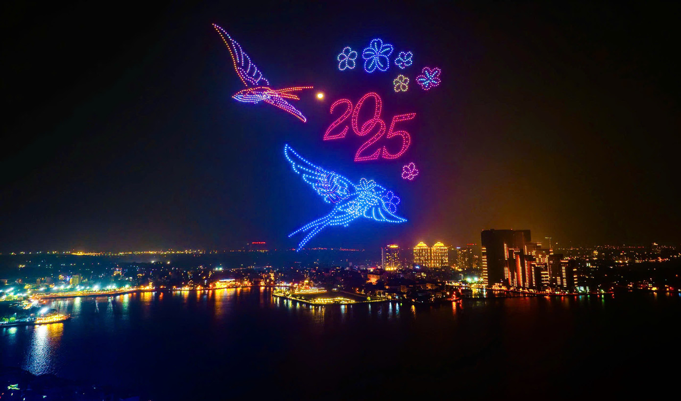 Màn trình diễn drone chào năm mới 2025 trên bầu trời Thủ đô.