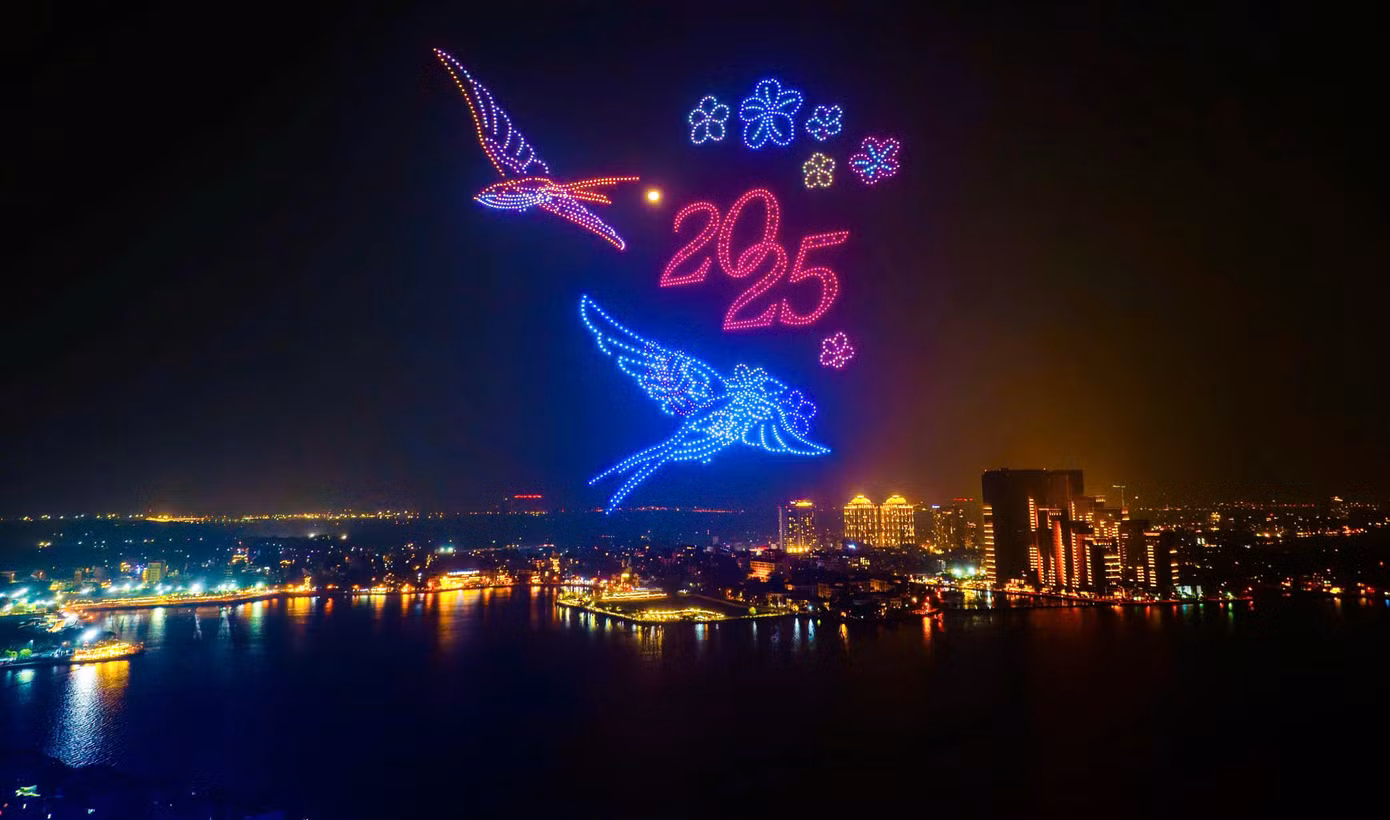 Màn trình diễn drone chào năm mới 2025 trên bầu trời Thủ đô.