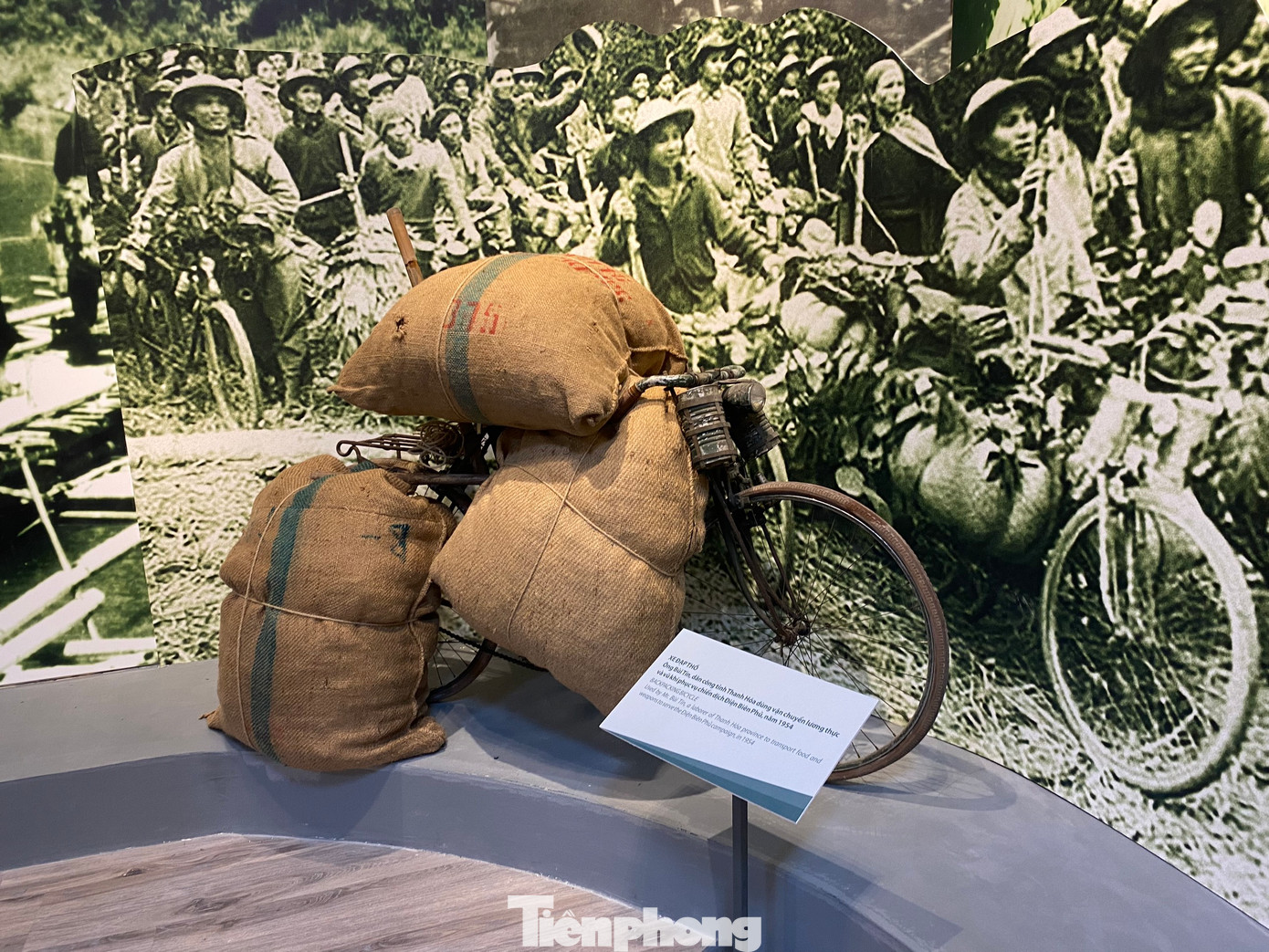 Xe đạp thồ của một dân công tỉnh Thanh Hóa, dùng để vận chuyển lương thực và vũ khí phục vụ chiến dịch. Nhờ sự thông minh và sức sáng tạo tuyệt vời, lực lượng dân công hỏa tuyến đã cải tiến chiếc xe thành phương tiện vận tải cơ động.