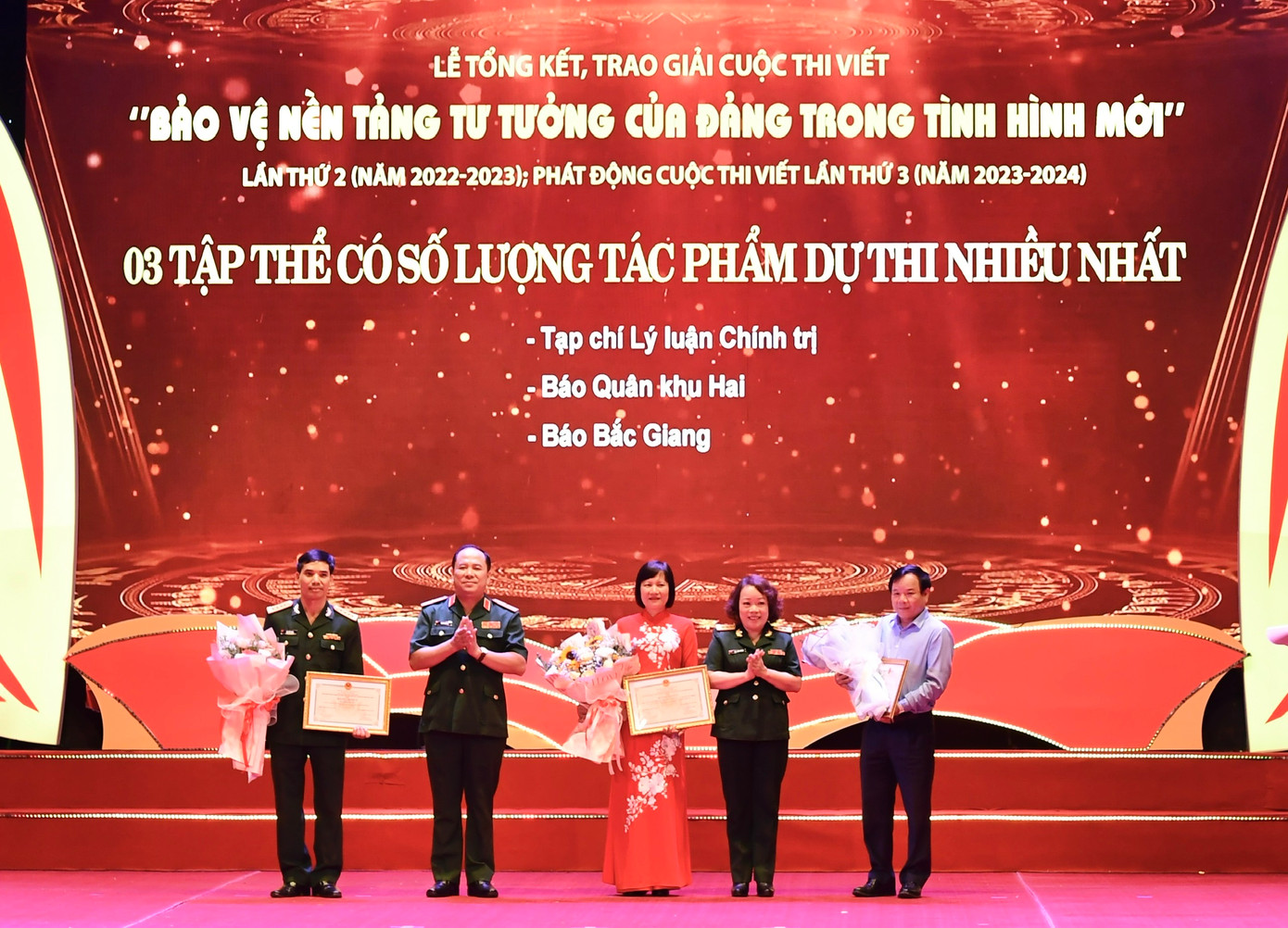 Giải tập thể được trao cho 3 cơ quan báo chí có nhiều tác phẩm chất lượng tham dự cuộc thi: Tạp chí Lý luận chính trị (Học viện Chính trị Quốc gia Hồ Chí Minh), báo Quân khu Hai và báo Bắc Giang.