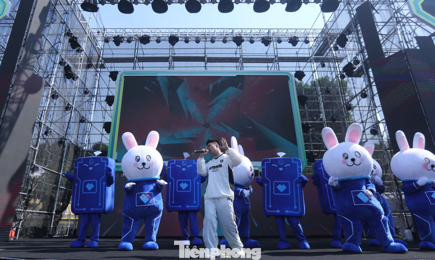 Phúc Du khoe vũ đạo chuyên nghiệp cùng những vũ công đặc biệt trên sân khấu Ngày Thẻ Việt Nam 2024 - Sóng Festival là mascot Thỏ, Thẻ.