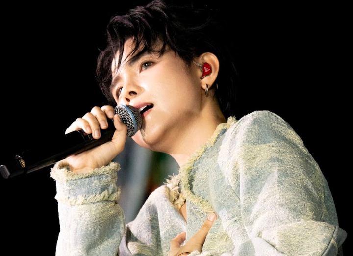 Nghệ sĩ hát giữa không gian di sản.