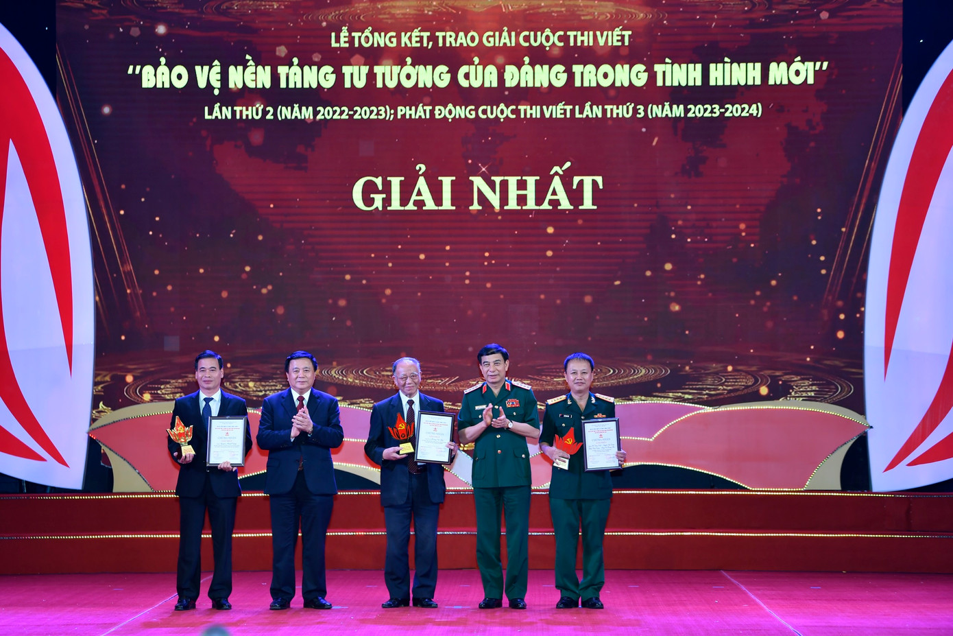 Các giải nhất thuộc về GS.TS Hoàng Chí Bảo, nguyên Ủy viên Hội đồng Lý luận T.Ư với tác phẩm Kiên quyết bảo vệ tính khoa học, tính cách mạng, tính nhân văn trong tư tưởng Hồ Chí Minh; ông Nguyễn Mạnh Cường, Phó chủ nhiệm Ủy ban Tư pháp của Quốc hội với tác phẩm Hoàn thiện cơ chế kiểm soát quyền lực để phòng, chống lợi ích nhóm trong hoạt động xây dựng chính sách, pháp luật. Nhóm tác giả Hồ Công Lĩnh, Nguyễn Đức Cương, Đặng Huy Cường, Đặng Vũ Hoàng Thái với tác phẩm Phát huy "tại chỗ” trong đấu tranh bảo vệ nền tảng tư tưởng của Đảng cũng giành giải cao nhất cuộc thi.